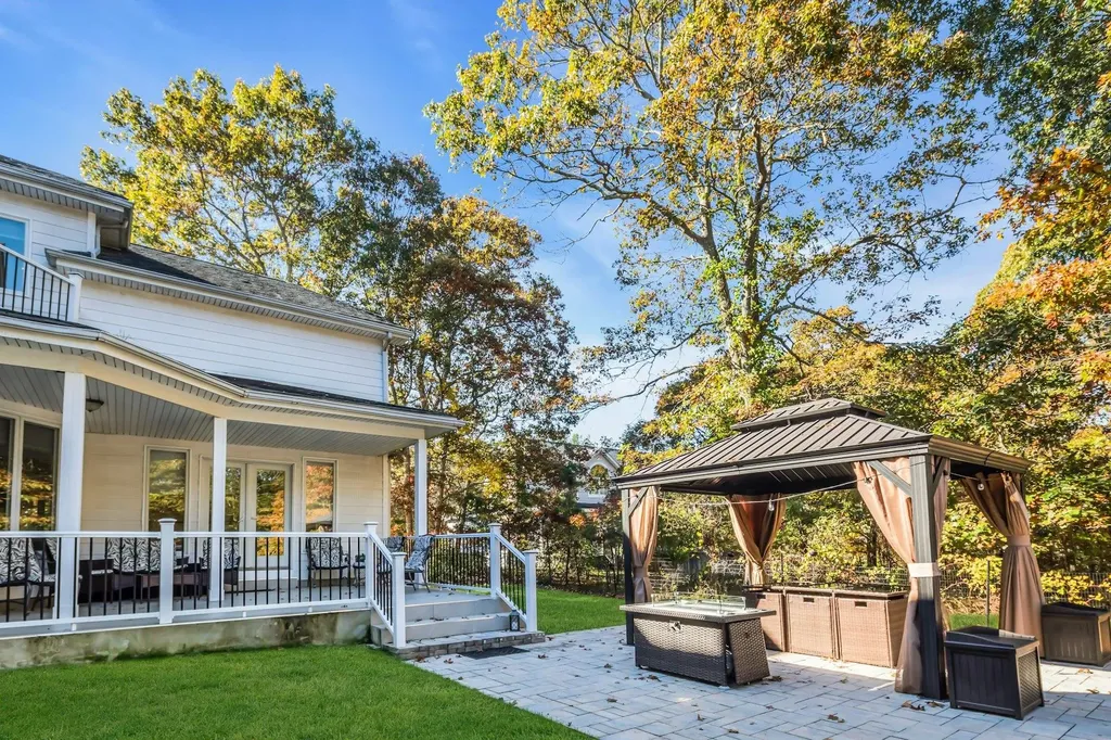 10 Bay Woods Drive Hampton Bays NY 11946