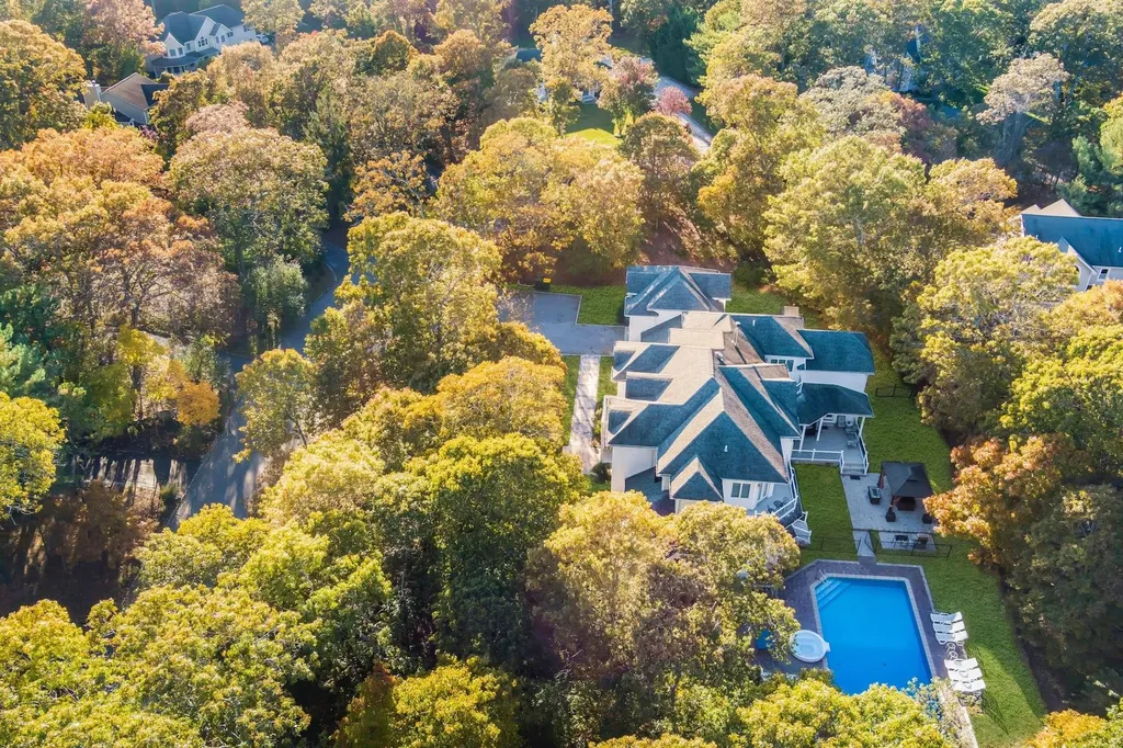 10 Bay Woods Drive Hampton Bays NY 11946