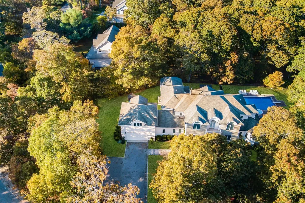 10 Bay Woods Drive Hampton Bays NY 11946