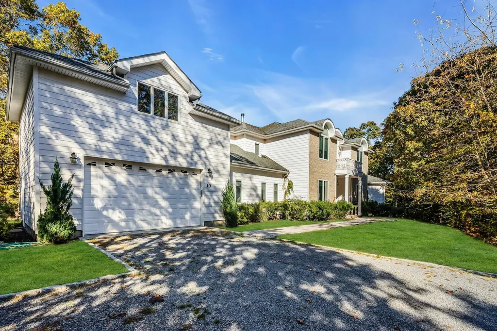 10 Bay Woods Drive Hampton Bays NY 11946