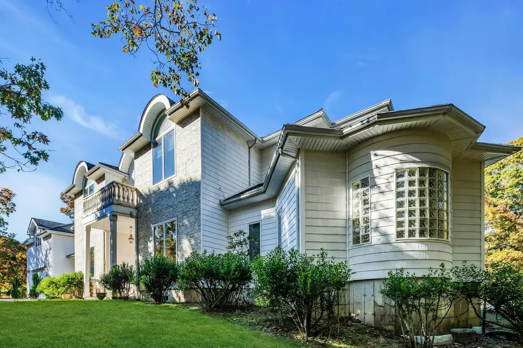 10 Bay Woods Drive Hampton Bays NY 11946