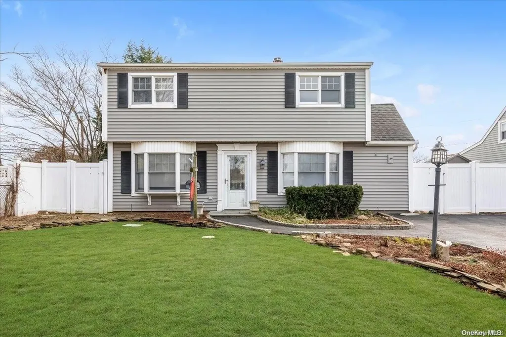 23 Crescent Lane Levittown NY 11756