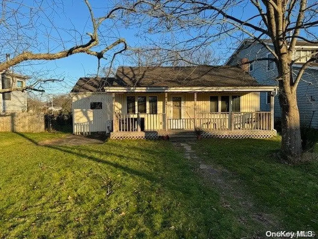 39 Abby Lane Shirley NY 11967