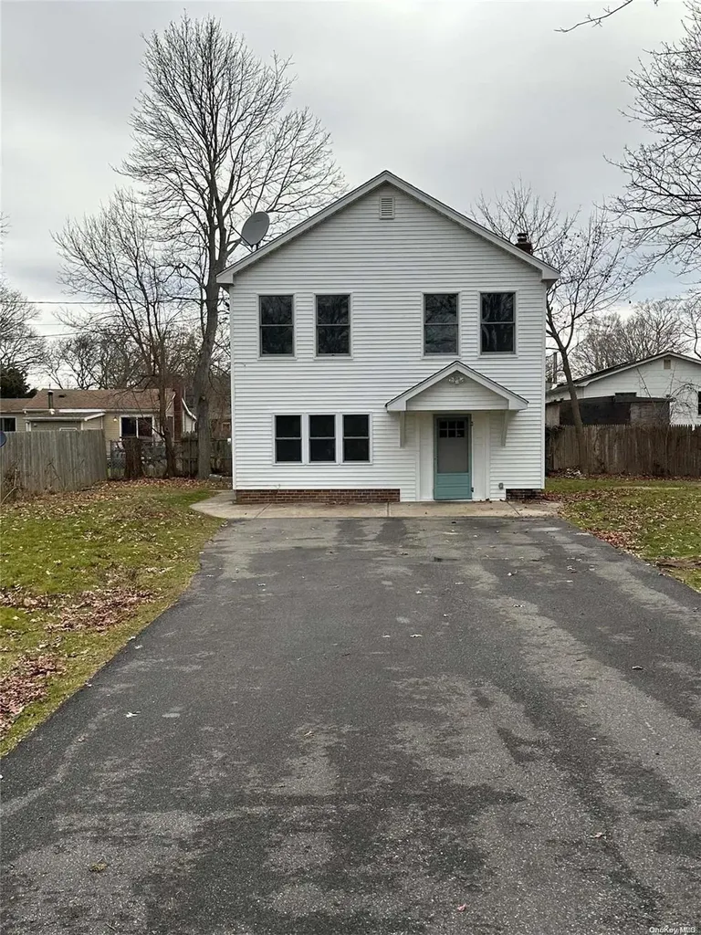 71 Manor Drive Shirley NY 11967