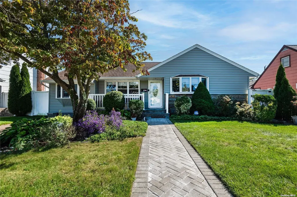 4 Shawnee Drive Massapequa NY 11758