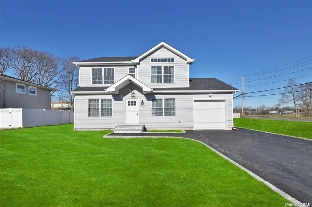 11 Feustal Street Lindenhurst NY 11757