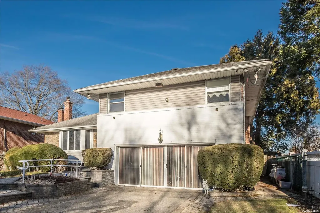 47 Cedar Road Westbury NY 11590