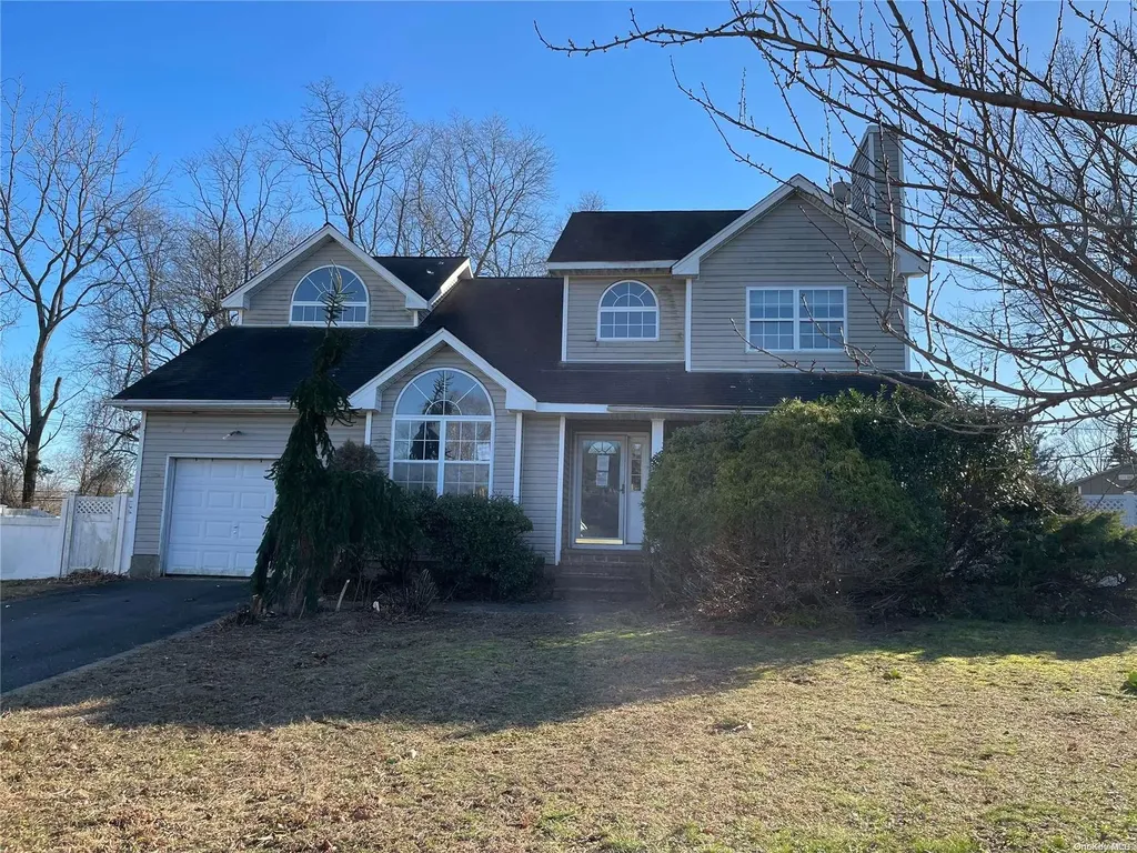 15 Silver Pond Circle Commack NY 11725