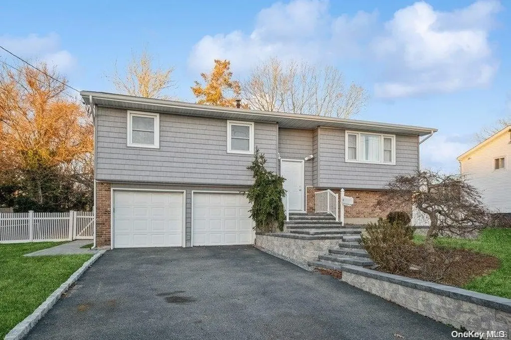 21 Nantucket Lane Deer Park NY 11729
