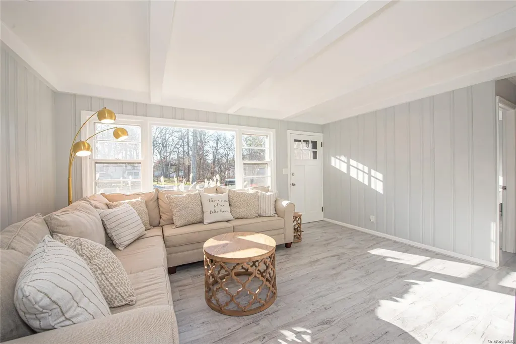 165 E Bay Avenue Hampton Bays NY 11946