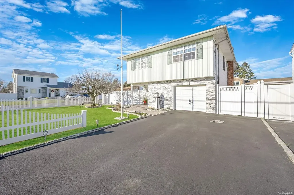 527 Windmill Avenue West Babylon NY 11704