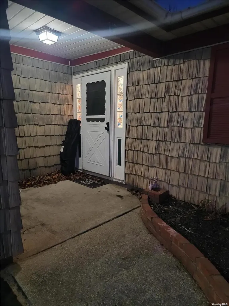 17 Chesapeake Bay Road Coram NY 11727