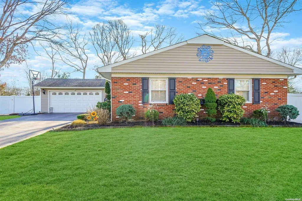 20 Whitfield Lane Coram NY 11727