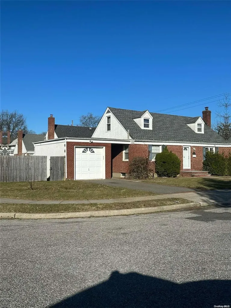 863 Harbor Circle Baldwin NY 11510