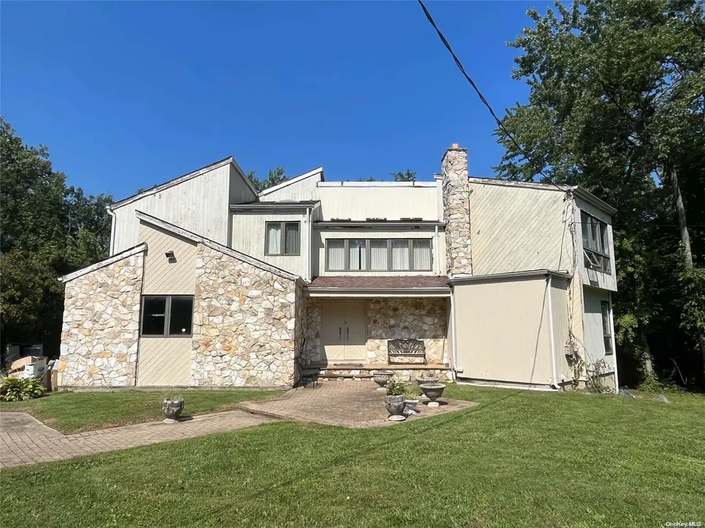 33 Red Brook Road Great Neck NY 11024