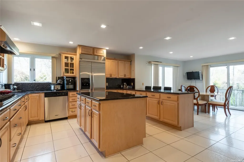 33 Red Brook Road Great Neck NY 11024