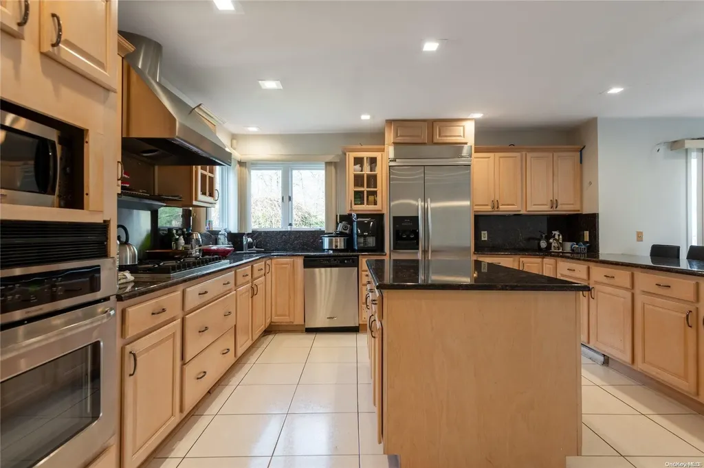 33 Red Brook Road Great Neck NY 11024