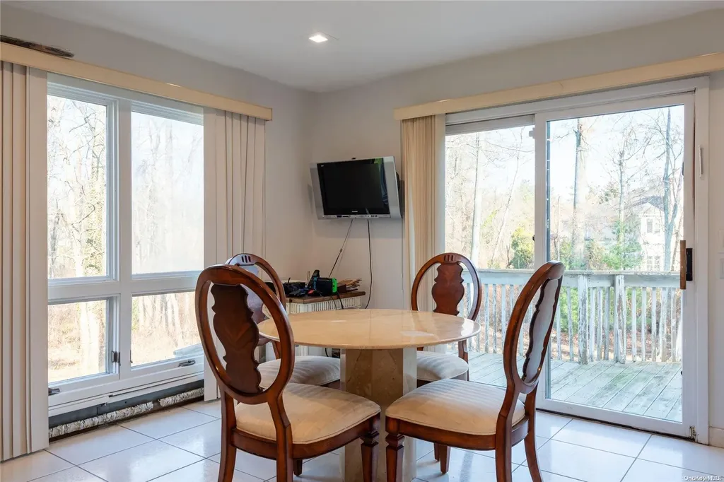 33 Red Brook Road Great Neck NY 11024