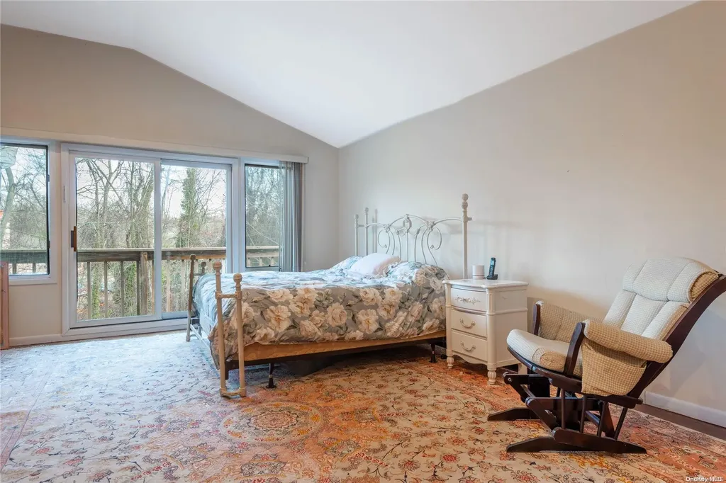 33 Red Brook Road Great Neck NY 11024