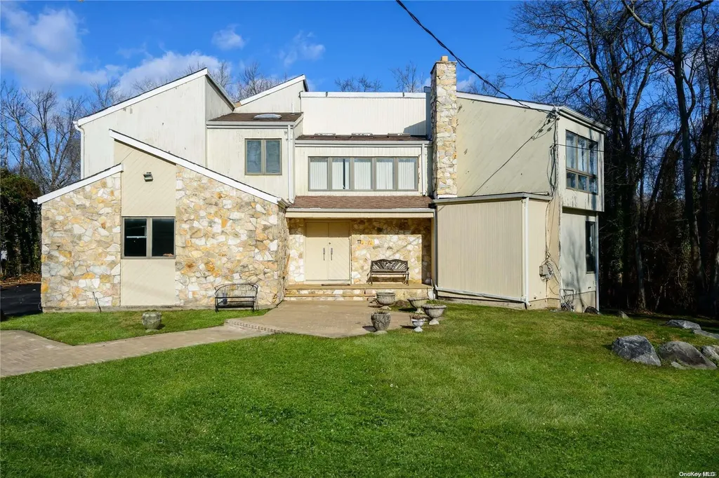 33 Red Brook Road Great Neck NY 11024