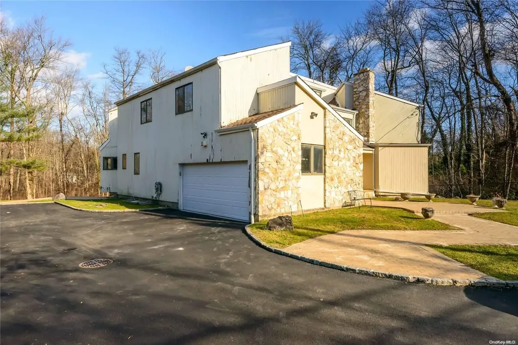 33 Red Brook Road Great Neck NY 11024