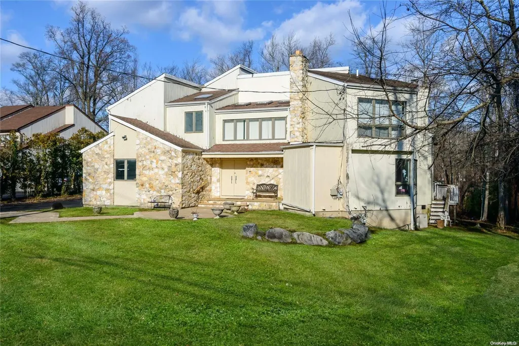 33 Red Brook Road Great Neck NY 11024