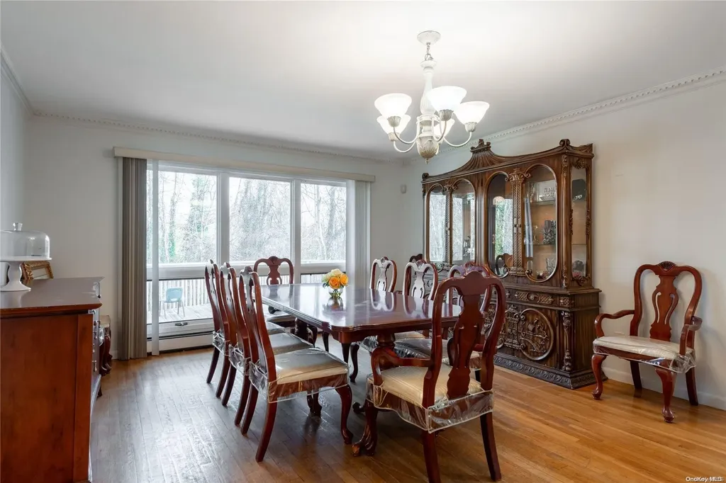 33 Red Brook Road Great Neck NY 11024