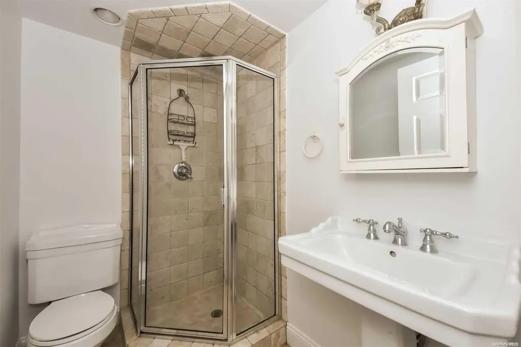 1 Parish Drive Locust Valley NY 11560