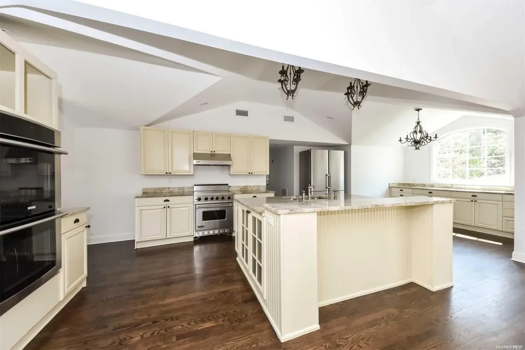1 Parish Drive Locust Valley NY 11560