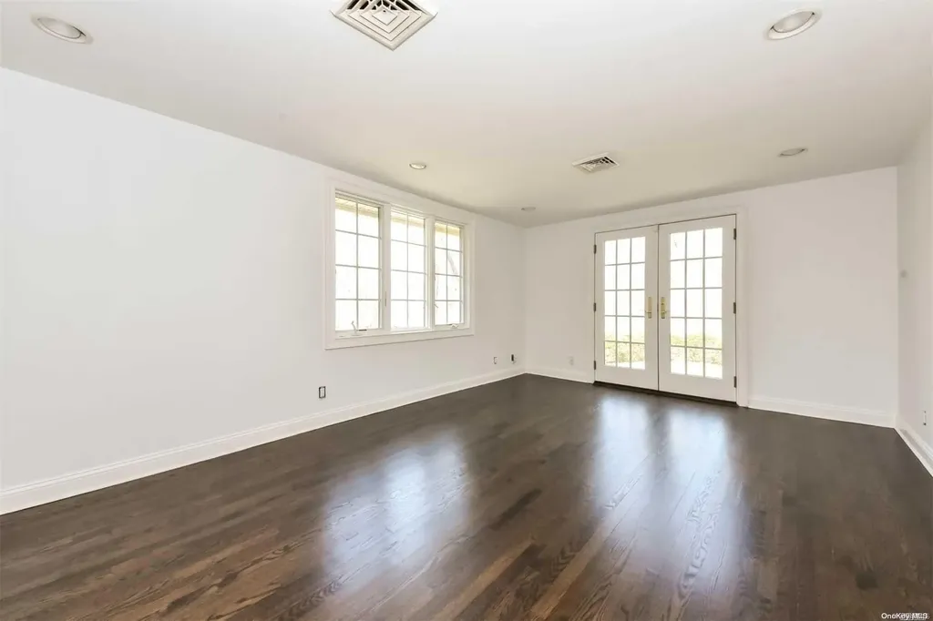 1 Parish Drive Locust Valley NY 11560
