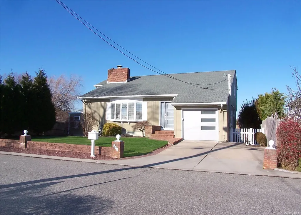 649 Edgewater Road Oakdale NY 11769