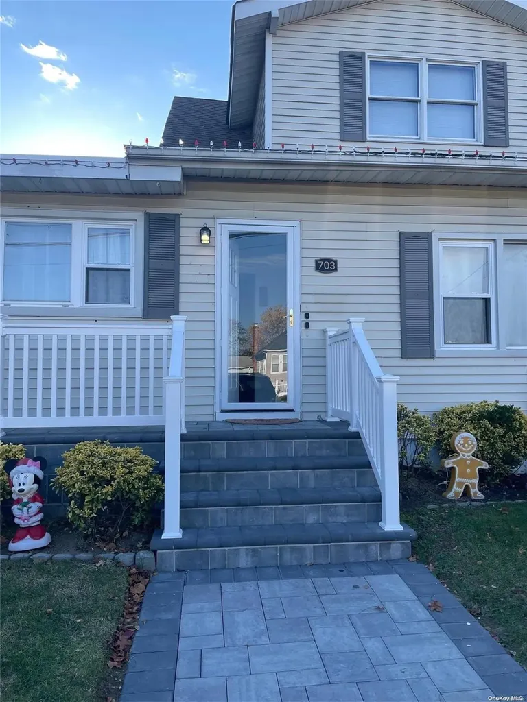 703 S Broadway Lindenhurst NY 11757
