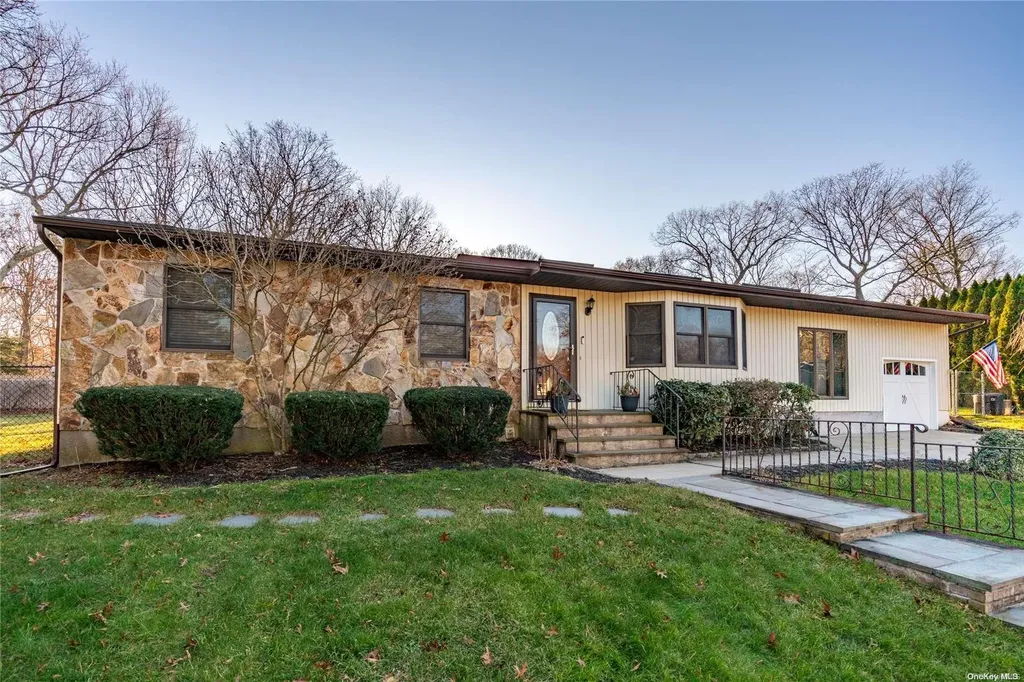 9 Saljon Court Centereach NY 11720