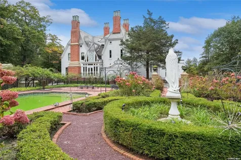 1026 W Shore Road Oyster Bay NY 11771