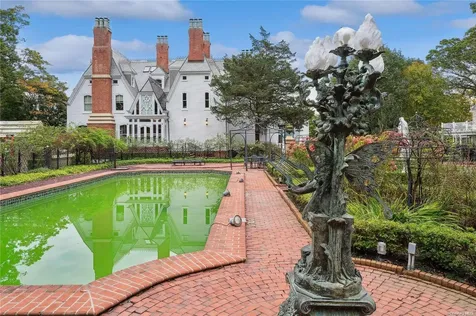 1026 W Shore Road Oyster Bay NY 11771