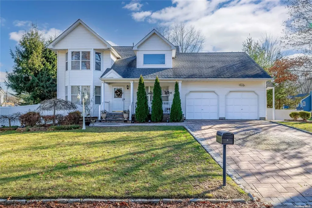 19 Winnecomac Circle Kings Park NY 11754
