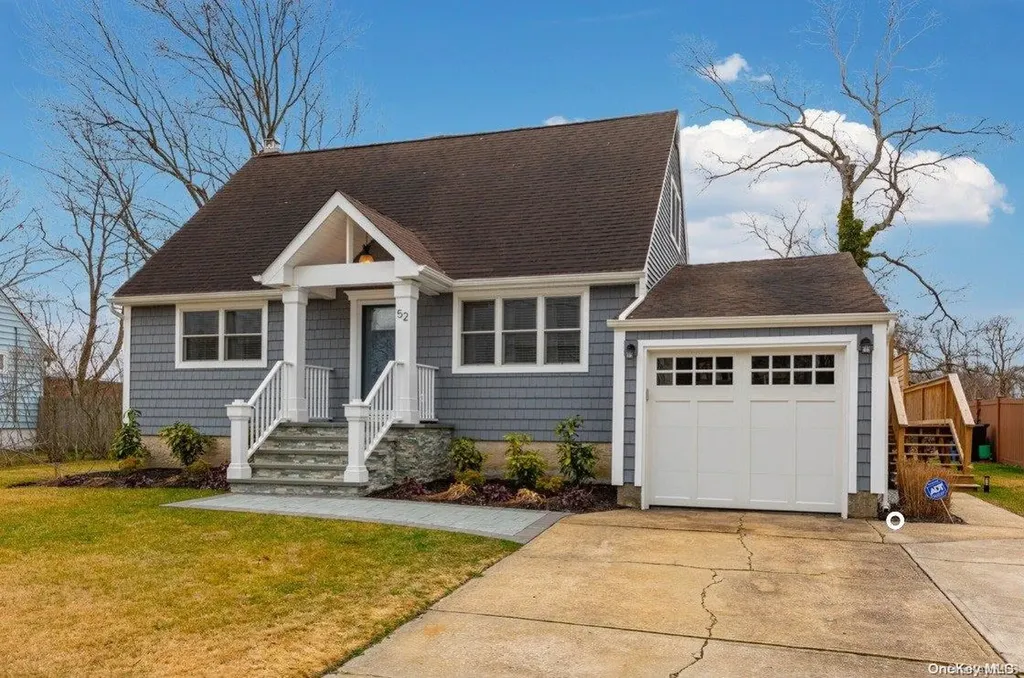 52 Kobb Boulevard West Islip NY 11795