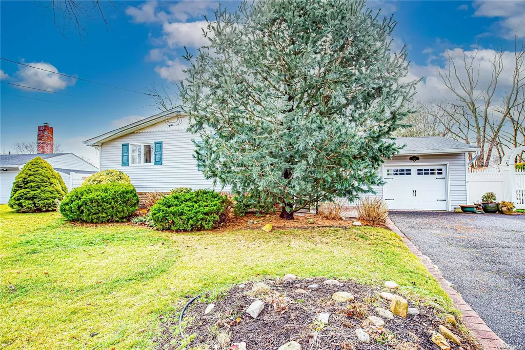 20 Sharon Lane Deer Park NY 11729