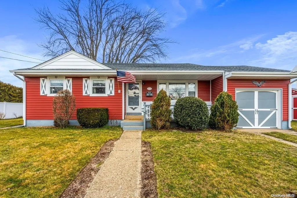 40 Prairie Lane Lindenhurst NY 11757