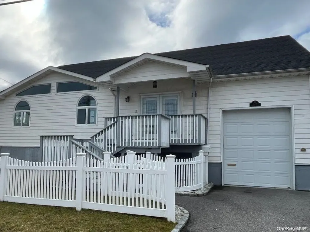 844 Granada Parkway Lindenhurst NY 11757