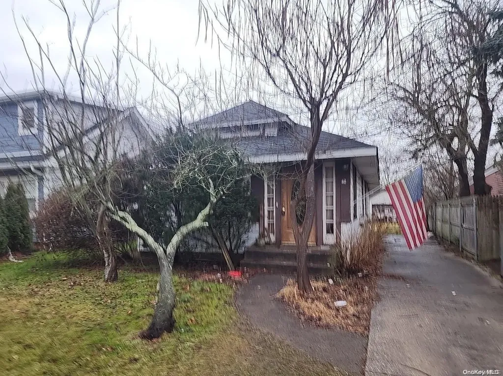 42 E Hamilton Avenue Massapequa NY 11758