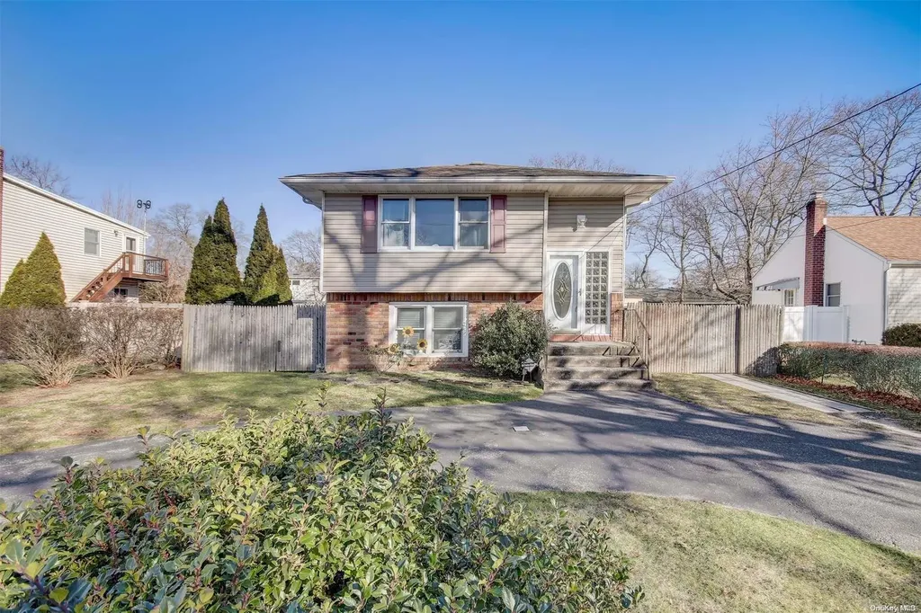 191 Smith Avenue Holbrook NY 11741