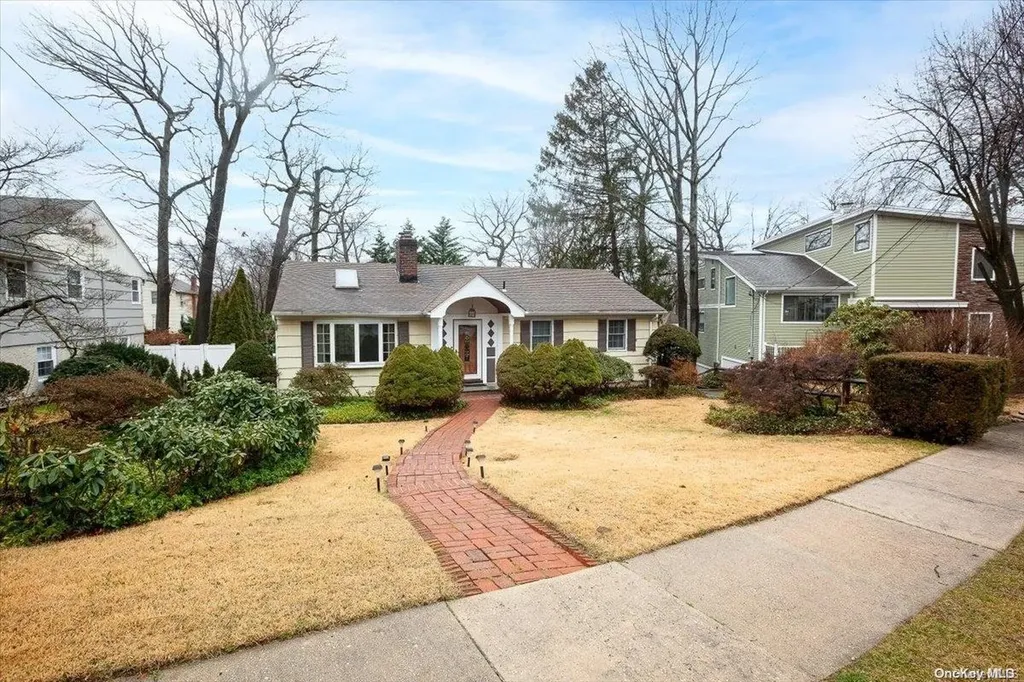 33 Huron Street Glen Head NY 11545