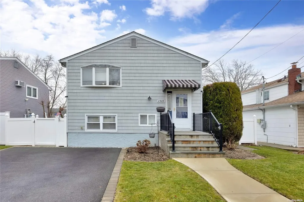 2585 Mariners Avenue Wantagh NY 11793