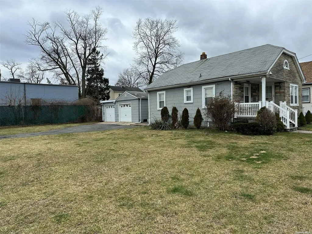79 Ray Avenue Freeport NY 11520