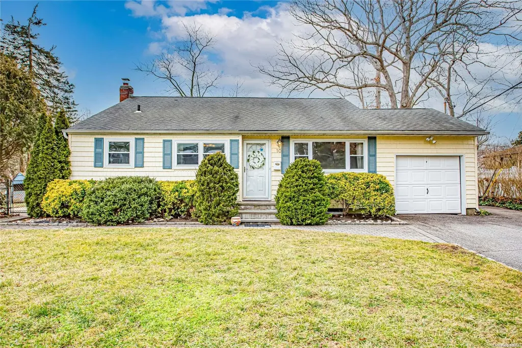 10 Wadsworth Place Smithtown NY 11787