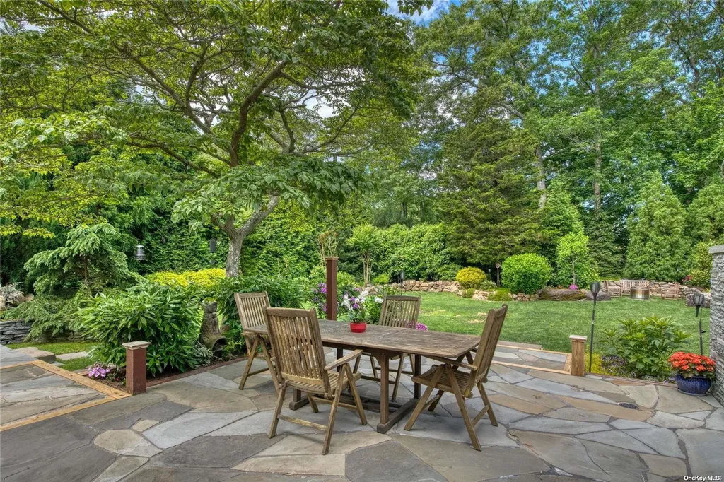16 Pembroke Drive East Hampton NY 11937