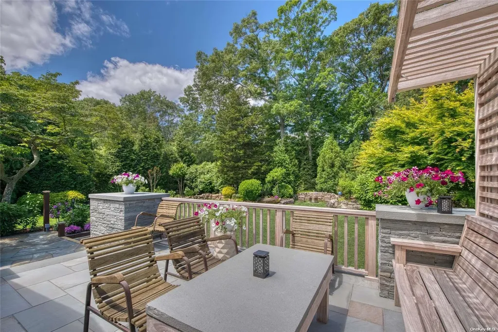 16 Pembroke Drive East Hampton NY 11937