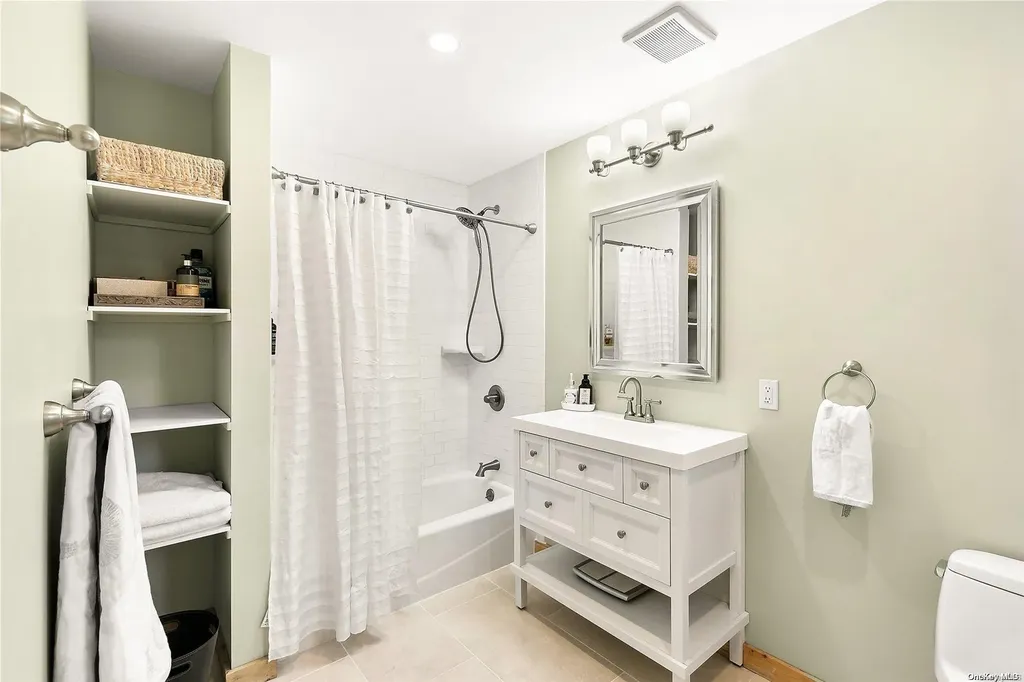 16 Pembroke Drive East Hampton NY 11937