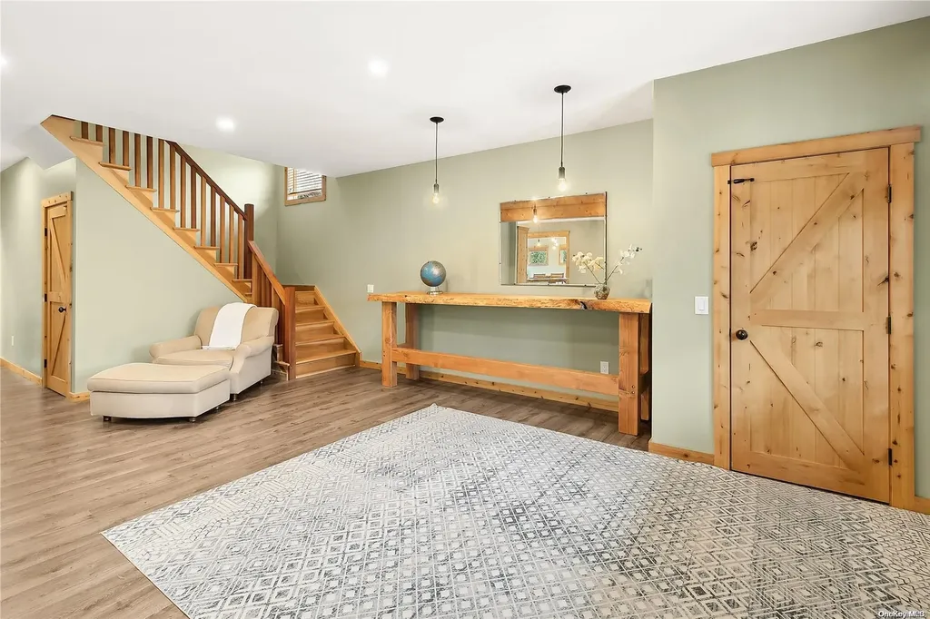 16 Pembroke Drive East Hampton NY 11937